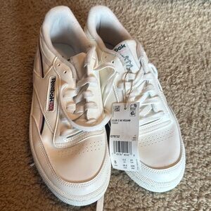 Reebok white shoes, brand new!! Super cute!